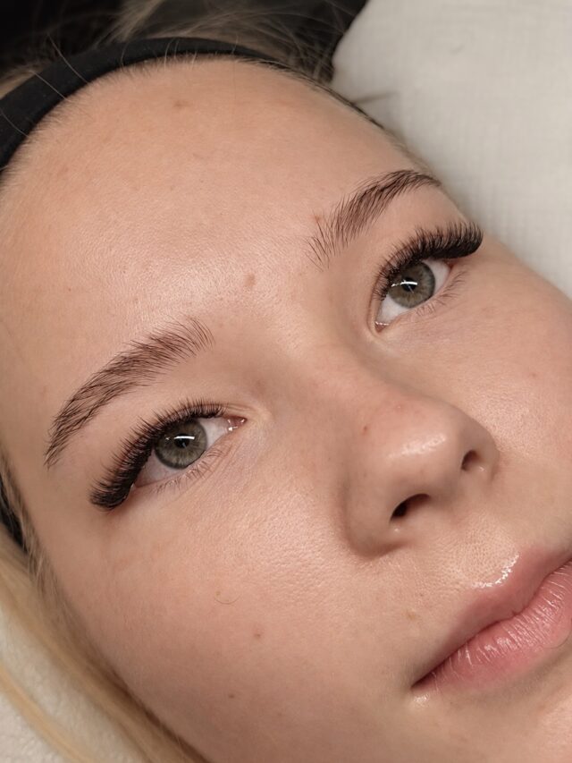 Vau, mikä kehitys! Meidän Anni on tehnyt vasta muutamat ripset, ja työnjälki on jo näin upeaa! 🤎
Annille voit varata timmasta ajan harjoitustyönä.