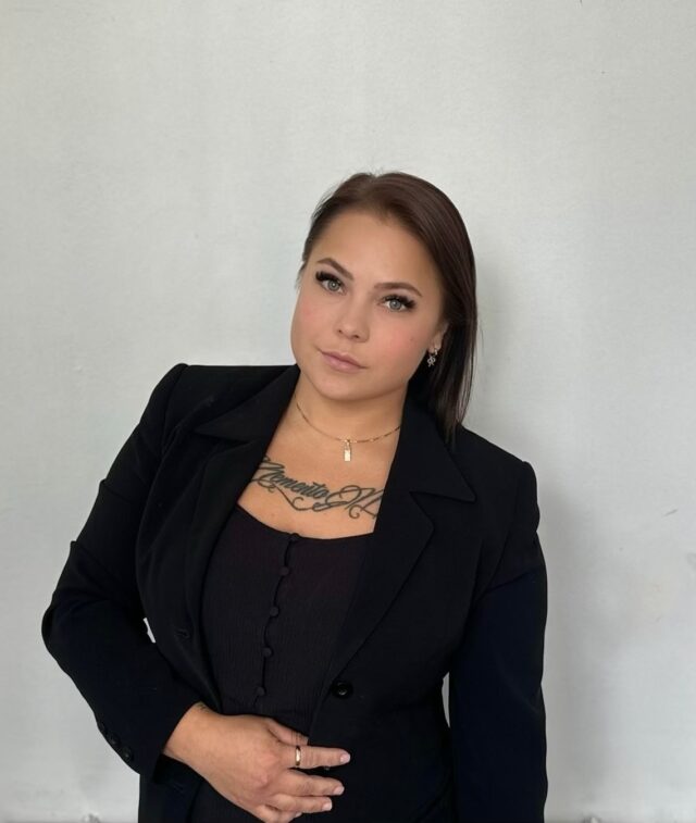 ✨ Esteettinen sairaanhoitaja (AMK)
💉 Aloittanut pistoshoidot 2019
⭐ Turvallisuus & eettisyys etusijalla
👩‍⚕️ Asiakkaan toive aina keskiössä
🔑 Mesolangat & täyteaineet – ydinosaamista👋 Olen Cia, 33v
💼 Päätyö: valmennus
🌊 Harrastan uimahyppyjä & järjestötoimintaa
🐾 1 koira & 2 kissaaMinusta sanottua:
“Kuuntelee, osallistuttaa & kertoo faktat selkeästi.”
“Vakaat pistot, turvallinen olo.”