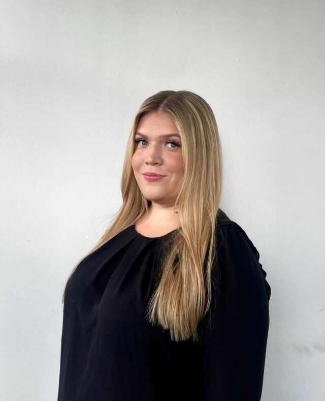 Hei, olen Jatta 🌸
Aloitin Emire Beautyssa maaliskuussa, mutta kauneudenhoitoalalta kokemusta on kertynyt jo useampi vuosi.
Tarjoan ripsienpidennyksiä, kestotaivutuksia sekä sokerointeja, erikoisosaamiseni on brasilialainen sokerointi.
Minulle tärkeintä on, että jokainen asiakas tuntee olonsa kauniiksi, itsevarmaksi ja tervetulleeksi juuri sellaisena kuin on 💖
