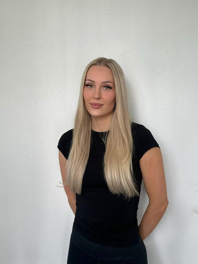 Hei, oon Jessica Ja työskennellyt ripsien parissa jo 2,5 vuotta, joista puolet täällä Emiressä. Teen ripsienpidennyksiä ja kulmien laminointeja ja tulevaisuudessa ehkä jotain uuttakin. 👀
Eniten tykkään luoda näyttäviä volyymiripsiä. Ripsiteknikkona oon tarkka, huolellinen ja haluan aina toteuttaa asiakkaiden toiveet parhaalla mahdollisella tavalla. 💕